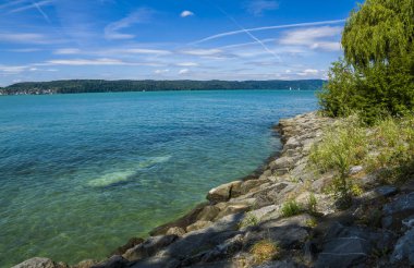 Konstanz Gölü mavi gökyüzü ile seyahat etmek yaz