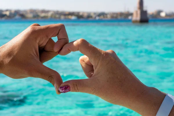 Δύο Χέρια Που Σχηματίζουν Μια Καρδιά Αγάπη Χουργκάντα — Φωτογραφία Αρχείου