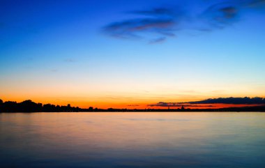 Konstanz Gölü üzerinde güzel yaz akşamları mavi saat                               