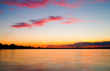 Kırmızı ile rüya gibi gün batımından ruh Bodensee bulutlar                               