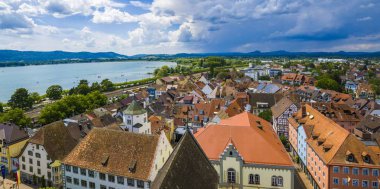 Radolfzell mavi gökyüzü ile yaz aylarında panoramik