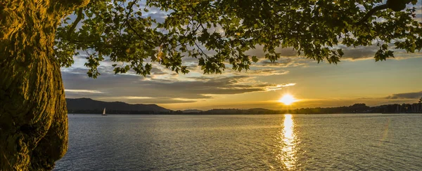 Férias Outono Bela Constância Lago Com Veleiro Hora Ouro — Fotografia de Stock