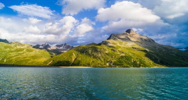 Büyük bulutlar ile yaz aylarında Silvretta rezervuar
