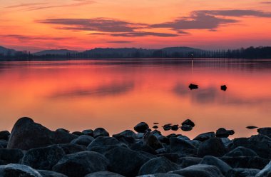 Konstanz Gölü üzerinde kırmızı günbatımı güzel bulutlar ile
