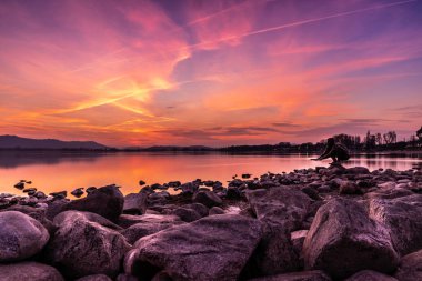 El Nino göl günbatımı güzel bulutlar ile 