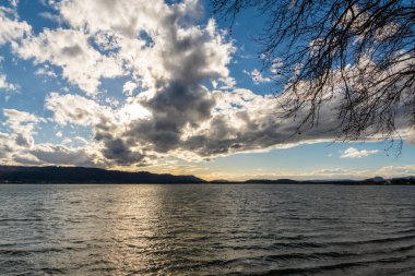 Mavi gökyüzü ile ilkbaharda Konstanz Gölü üzerinde güçlü bulutlar