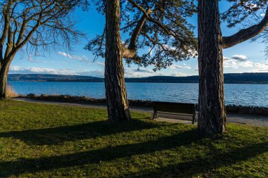 Konstanz Gölü bahar mavi gökyüzü ile tatilde