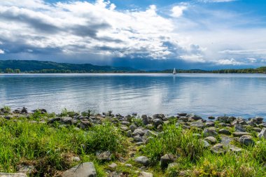 bulutlar ve mavi gökyüzü ile yaz saati göl constance 