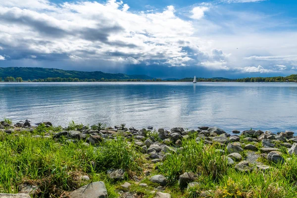 bulutlar ve mavi gökyüzü ile yaz saati göl constance 
