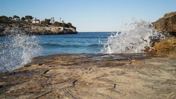 Vlny Pláži Cala Mandia Mallorca Letních Měsících Pomalý Pohyb — Stock video