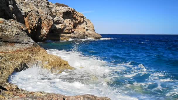 Cala Magrana Mallorca Körfezi Nde Dalgalar Mavi Gökyüzü Yaz Aylarında — Stok video
