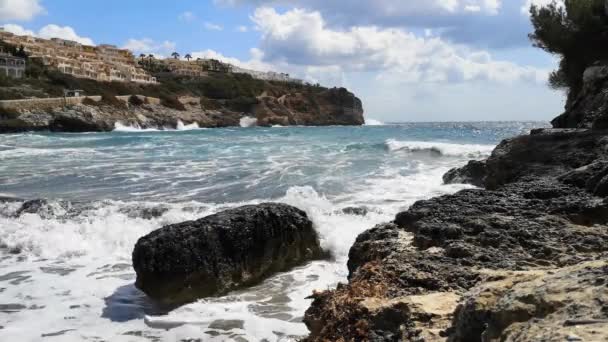 Cala Romantica Mallorca Wellen Strand Mit Blauen Himmel — Stockvideo