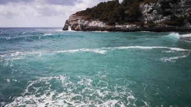 Cala Romantica Vacances d'été avec de fortes vagues et nuages 