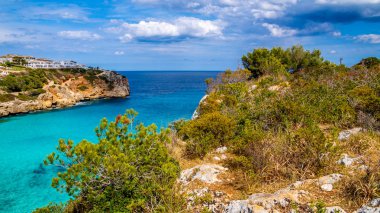 mavi gökyüzü cala romantica ile deniz manzaralı yaz