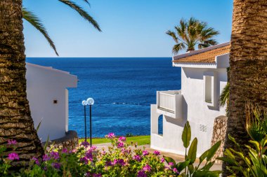 Cala Mendia plaj tatili Yazın mavi gökyüzü ve güneş 