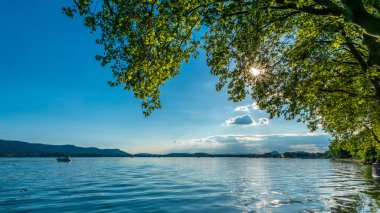Mavi gökyüzü ve göl manzaralı güzel Konstanz Gölü yaz saati tatil