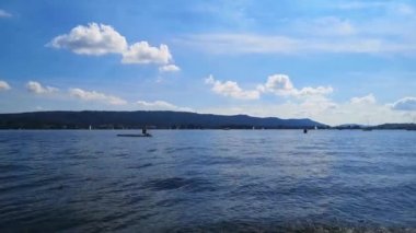 Mavi gökyüzü ve dalgalar ile güzel Konstanz Gölü yaz tatili