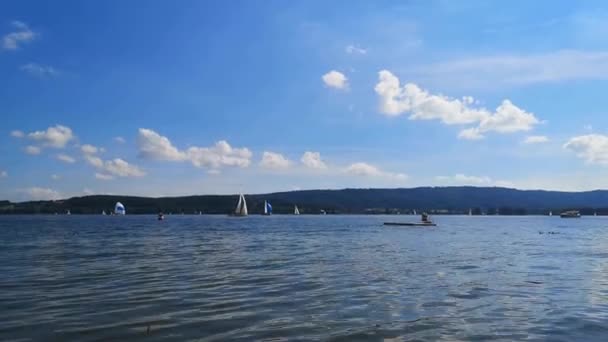 Mavi Gökyüzü Ile Yaz Aylarında Güzel Konstanz Gölü Üzerinde Yelkenli — Stok video