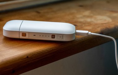 Pencere yi yüklemek için Usb'ye bağlı elektrikli sigara