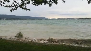 Güçlü rüzgarlar ve dalgalar ile Konstanz Gölü'nde Fırtına