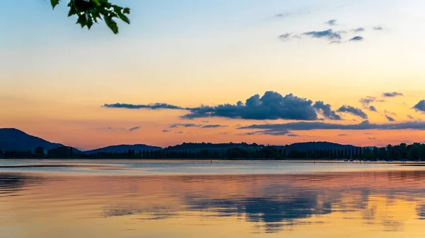 日落与康斯坦茨湖梦幻般的云气氛 — 图库照片