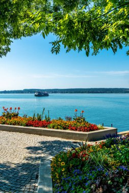 Güzel Bodensee yaz üzerinde renkli çiçekler ile tatil