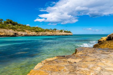 Plaj tatili Mallorca mavi gökyüzü