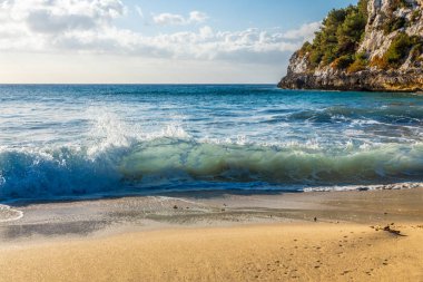 Cala Romantica İspanya Mallorca sahilinde deniz manzaralı güçlü dalgalar