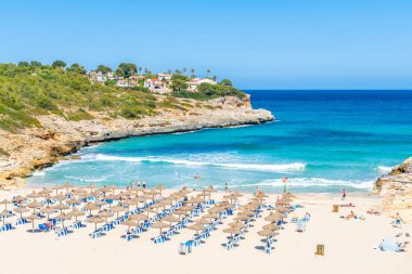 Cala Mandia plaj panoramik görünümü yaz