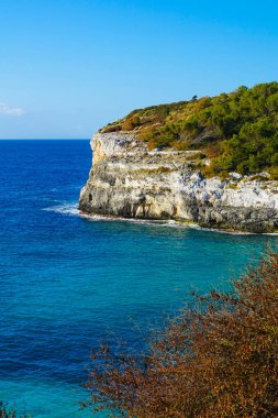 mavi gökyüzü ile deniz manzarası yaz mayorka 