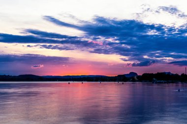 Güzel bulut oluşumu ile Konstanz Gölü'nde fantastik gün batımı