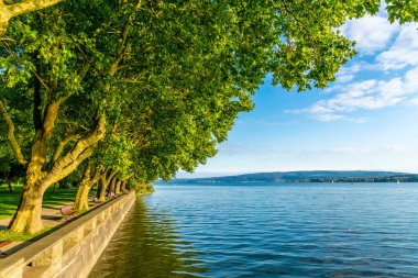  Güzel Constance Gölü 'nde mavi gökyüzü ile tatil