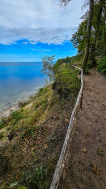 Nordperd kayalıklarında panorama ile yürüyüş yapmak Ghren Ruegen