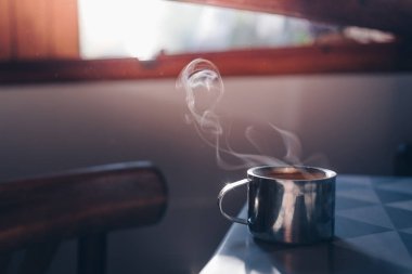 pencerenin yanında kahve sabah fincan