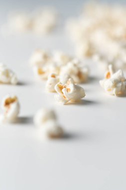 masanın üzerine serpilir patlamış mısır