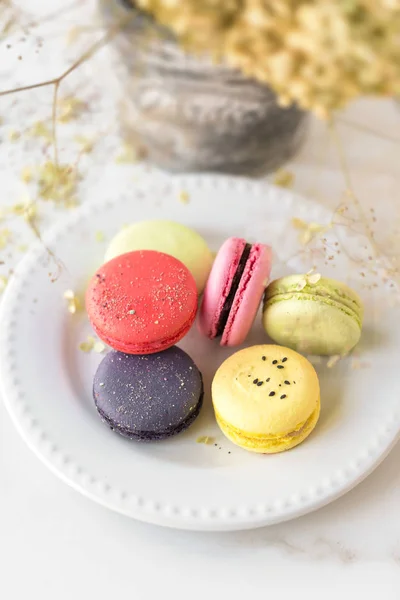 Macarons Colorés Sur Table — Photo