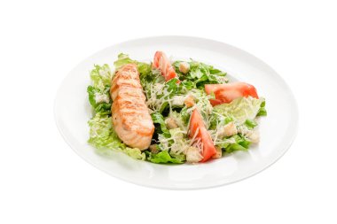 beyaz zemin üzerine somon salatası