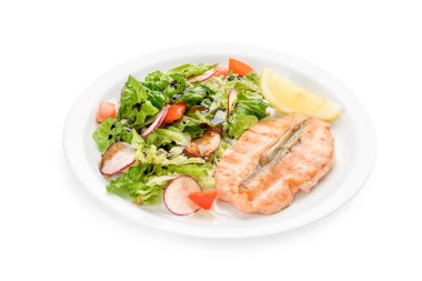 beyaz zemin üzerine somon salatası