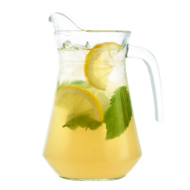 beyaz bir arka plan üzerinde limonata ile sürahi