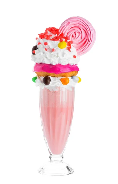 Milkshake decorat cu dulciuri pe un fundal alb — Fotografie, imagine de stoc