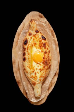 siyah bir arka plan üzerinde ahşap bir tahta üzerinde khachapuri