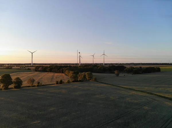 Luftaufnahme Von Windrädern Auf Der Weide Ländlichen Raum Bei Sonnenuntergang — Stockfoto