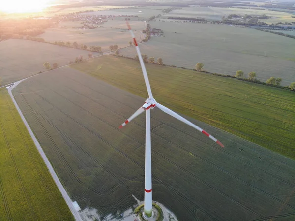 Letecký Pohled Větrné Turbíny Pastvinách Venkovských Oblastech Při Západu Slunce — Stock fotografie