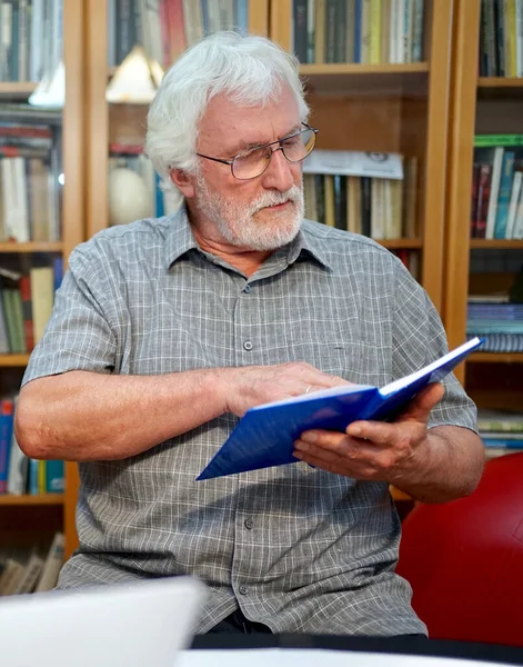 Portrait Homme Âgé Barbu Blanc Avec Chemise Grise Lisant Carnet — Photo