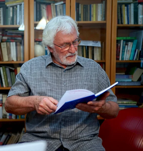 Portrait Homme Âgé Barbu Blanc Avec Chemise Grise Lisant Carnet — Photo