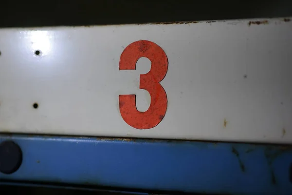 古いヴィンテージの手は 白の青の錫の金属の背景に赤の色番号3を描いた — ストック写真