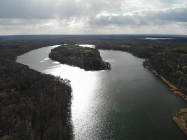 Groer Werder adasıyla Liepnitzsee Gölü 'nün havadan görünüşü. Göl, Brandenburg, Berlin 'de Wandlitz ve Bernau belediyelerinde yer almaktadır.. 