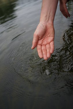 Nehir suyuna daldıran eller    