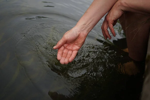 Mãos Mergulhando Água Rio — Fotografia de Stock