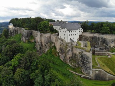 Knigstein Kalesi 'nin havadan görünüşü, Almanya' nın Sakson İsviçre bölgesindeki Dresden yakınlarındaki bir tepe kalesi olan 